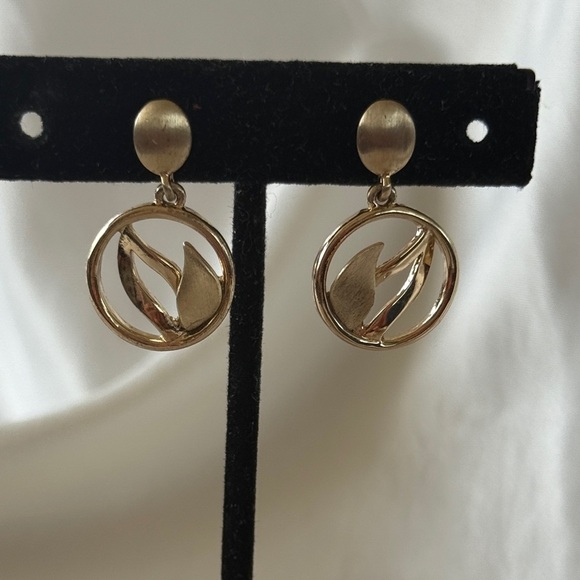 Vintage Chic Brushed & Smooth Gold Tone Open Circle Leaf Design Drop Earrings - Picture 2 of 9